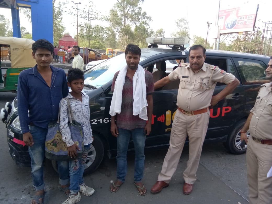 112UttarPradesh's tweet photo. #गाजियाबाद- अपने दादाजी के साथ गुडगाँव से मेरठ जा रहे एक 10 साल का बच्चा जो वैशाली मेट्रो स्टेशन पर बिछड़ गया था #PRV2168 ने काफ़ी प्रयास कर बच्चे के परिजनों से सपर्क कर बच्चे को उसके चाचा रहीम जी के सुपुर्द किया #Muskan @Uppolice @ghaziabadpolice @adgzonemeerut @igrangemeerut https://t.co/fmsvLVTbxw
