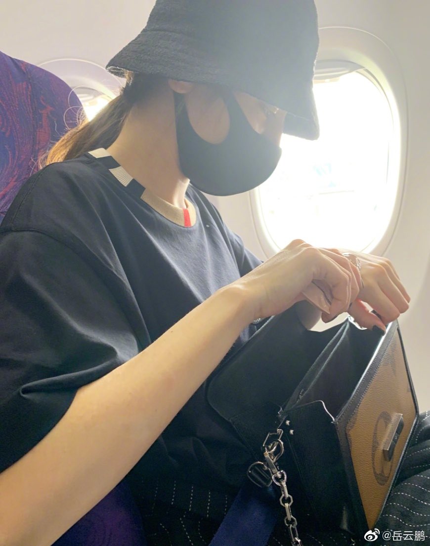 C Drama Tweets Yueyunpeng Updates Weibo Describing His Encounter With A Female Celeb Who Turns Out To Be Dilireba A Celebrity Is Sitting On My Left It S A Female She S Wearing C Drama Tweets Yueyunpeng Updates Weibo Describing His Encounter With A Female Celeb Who Turns Out To Be Dilireba A Celebrity Is Sitting On My Left It S A Female She S Wearing