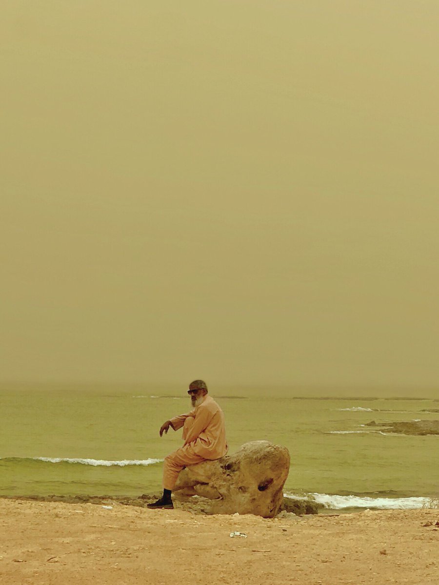azarty's tweet image. #اللِّيبي #The_Libyan  #photography #photographylife #sea #man #beard #sunglasses #Africa #tradition  #traditional_wear  #Libyan_men #dusty #dust #windy #yellow  #green #gold #a_z #A_zarty #z_art_y