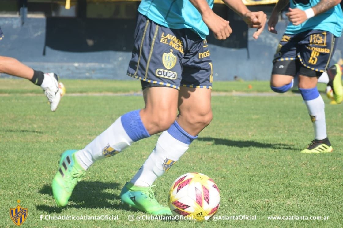 atlantaoficial's tweet photo. ⚽️ | #Futbol
#Atlanta trabaja esta mañana en #MiRefugio.
Pensando en el partido ante #JJUrquiza, #Orfila no podrá contar con #OchoaGiménez (desgarro en el isquiotibial izquierdo; tres semanas de recuperación) y #Colitto (esguince; dos semanas afuera).
.
#ParteDeAtlanta 💙💛💙💛 https://t.co/OxORjsX3XP