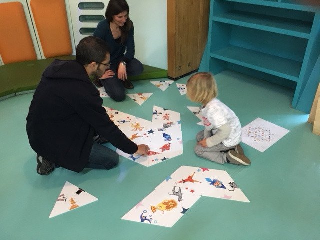 FestiRaccords's tweet photo. Voici les photos de l'atelier à la Maison des Petits du @104paris  qui s'est déroulé le samedi 13 avril dernier. Avec l'illustratrice  Barbara Martinez, les enfants ont réalisé un Triomino géant, un puzzle mural et ont décoré un arbre ! https://t.co/LmzaQ1P3wd