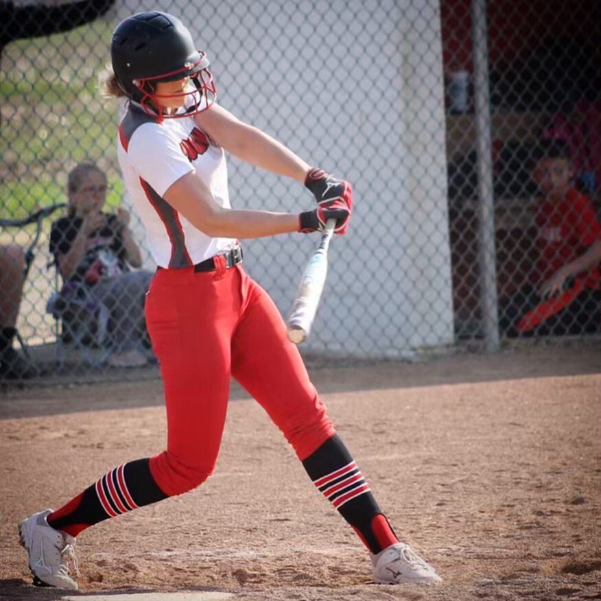 8thsoftball's tweet photo. Our own @sydneyreeser going yard! Weight back timing foot down and locked allowing a powerful rotation toward the ball. Palm up palm down thru the zone and working toward full extension. Good mechanics + bad intentions = positive results. Softball or baseball #HitBallHardUWin https://t.co/ombOPJMYXg