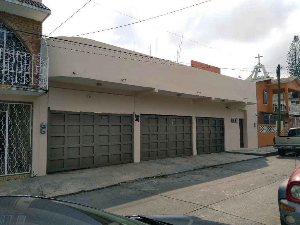 PrediosC's tweet image. Poza Rica, Ver. Col. Manuel Avila Camacho

♦6 HABITACIONES
♦5  1/2 BAÑOS
♦4 HABIT. CON A/C
♦2 JACUZZIS NUEVOS
♦SALA   
♦COMEDOR
♦COCINA INTEGRAL DE CEDRO
♦DESAYUNADOR
♦OFICINA (PRIVADO Y RECEPCIÓN
♦GIMNASIO
♦TERRAZA 
♦FORO PARA FIESTAS
♦CUARTO DE LAVADO
♦CISTERNA DE