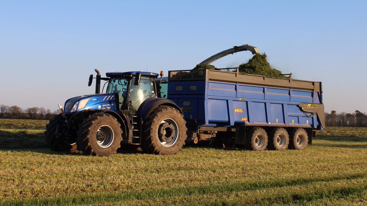 profiMagazin's tweet photo. Grasabfahren mit einem #NewHolland T7.315 Blue Power und #Gyrax BMXL 24. https://t.co/jvvxuZlwsh