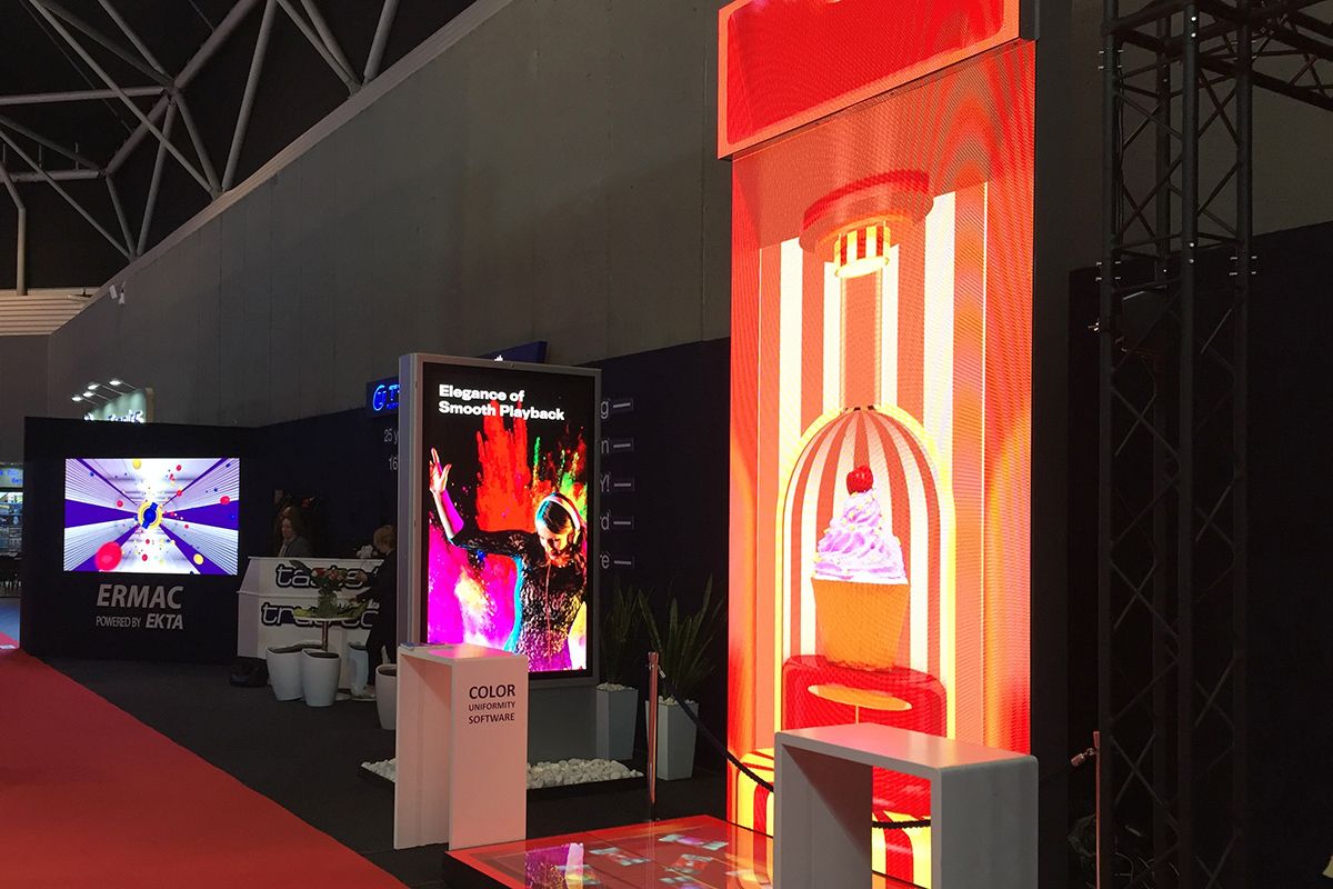 We presented one of our "Out Of The Box Solutions" for the DOOH area: a kinematic "delicacy" consisting of a movable LED video wall and LED video floor with smooth eye pleasing.