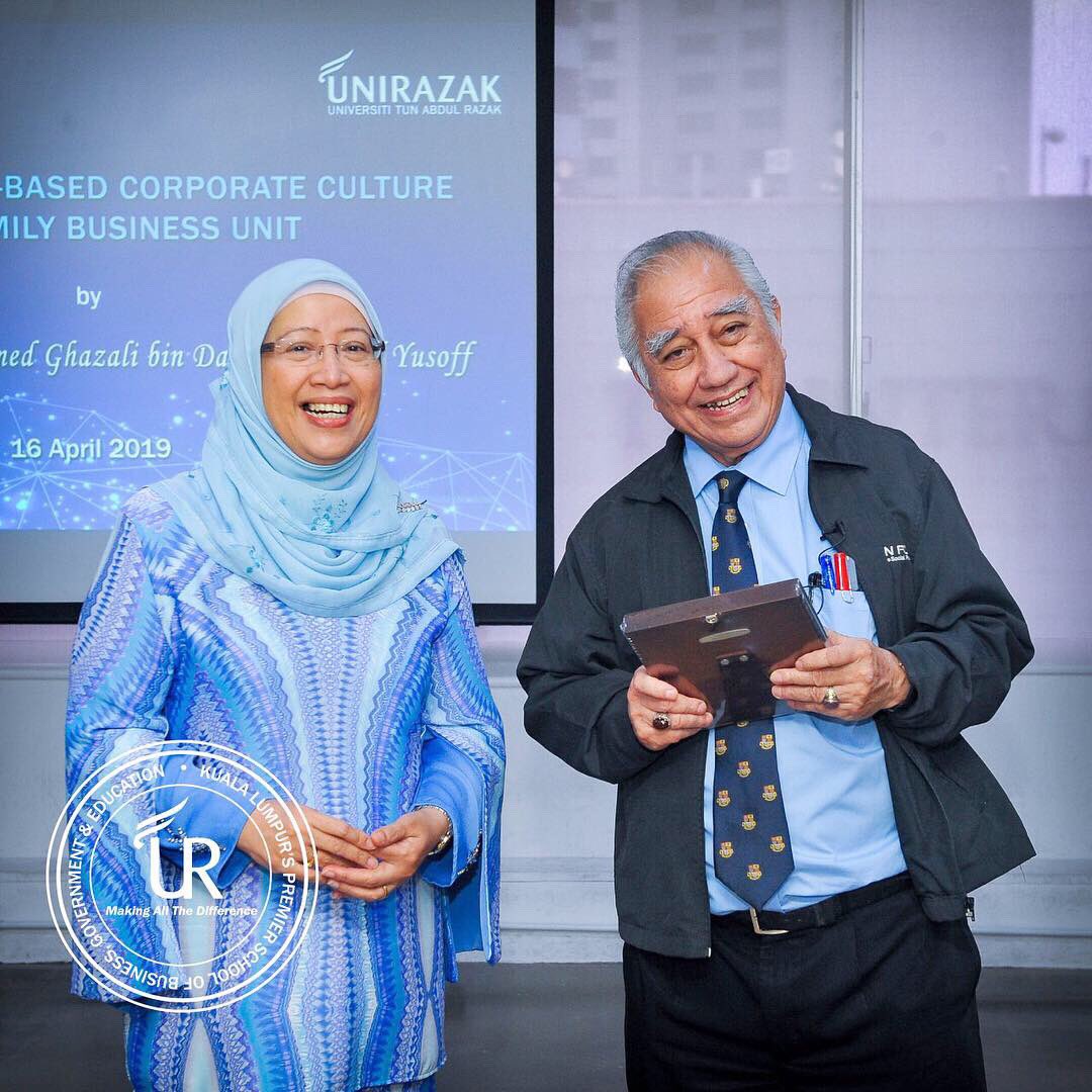myunirazak's tweet photo. With great pleasure that we share our first endowed Professorial Chair on Family Business.

The ceremony established Prof. Mohar Yusof as Siti Maya Professor of Family Business, endowed by Dato’ Dr. Mohamed Ghazali Dato’ Mohamed Yusoff of Nusatek Group of Companies.

#UNIRAZAK https://t.co/5dVlUfY2T9