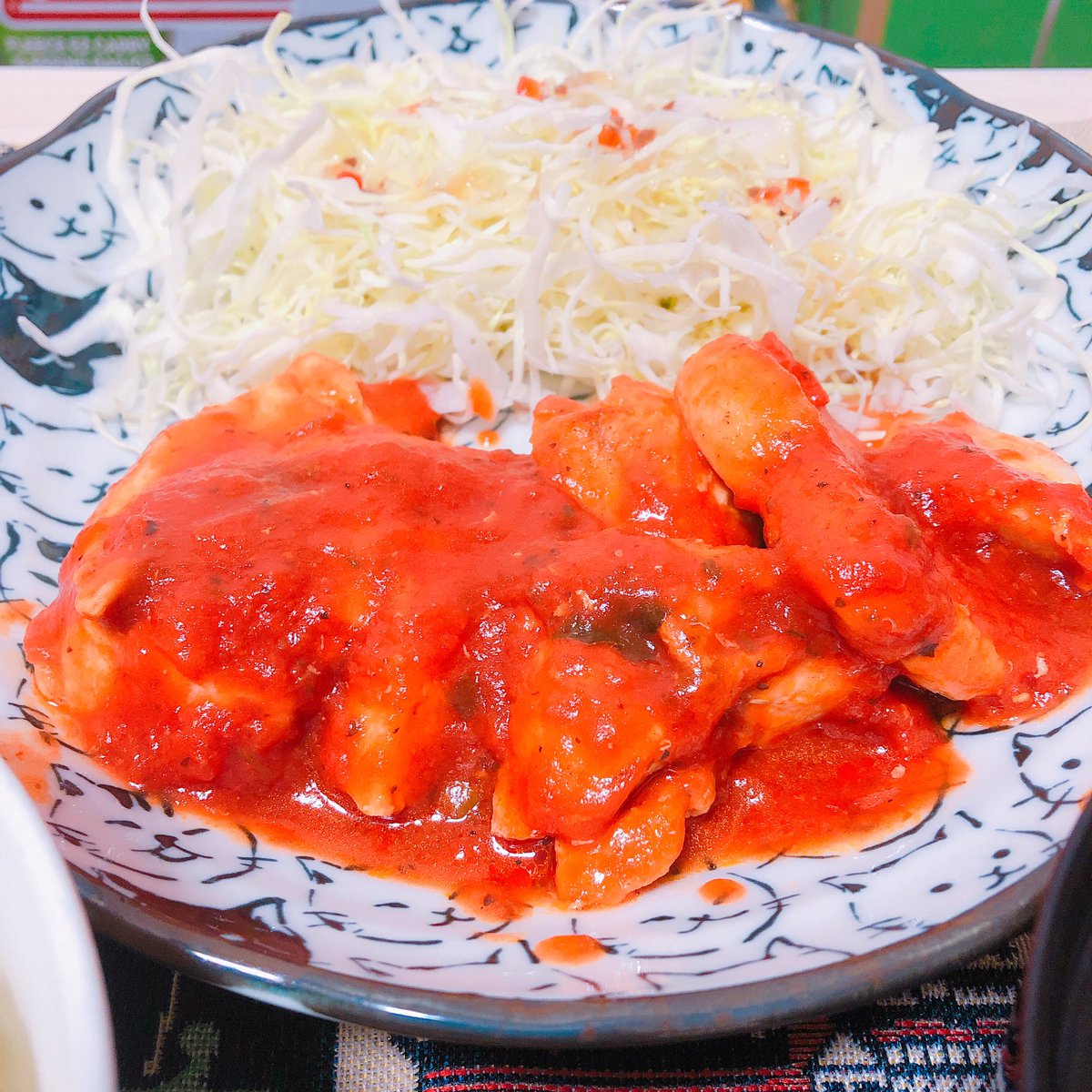 へむへむ コストコのトマトソースかけて鶏肉焼いた うまい 実際は写真ほど赤くはないよ