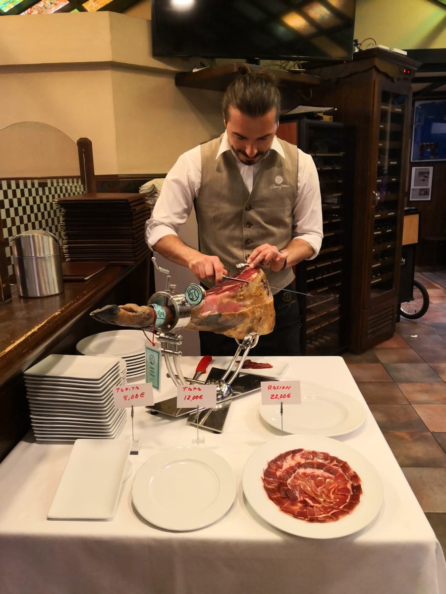 brtizon's tweet photo. Paso a paso el cuchillo se desliza por este producto único ... mientras miras se te va cayendo la baba!! 😋#MaestroCortador #SantiagoMartínez #SanchezRomeroCarvajal hoy en #ElTizón #Oviedo https://t.co/MGz58qnfnm