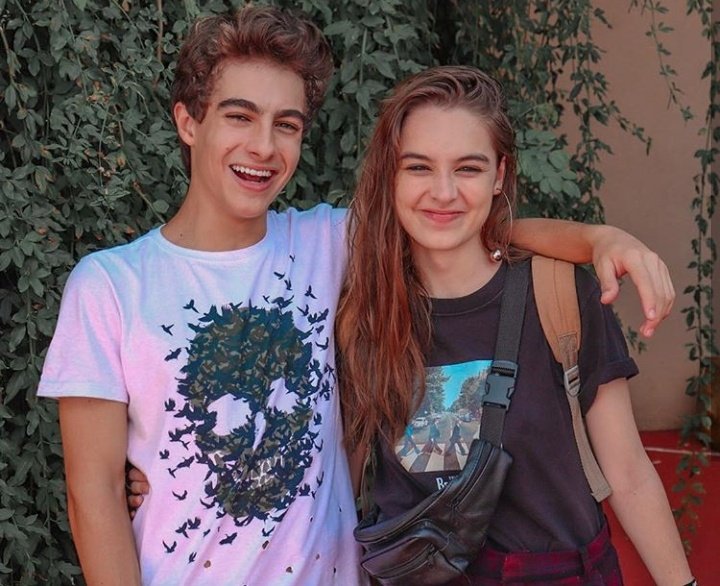DANCERBURGO's tweet photo. Fotinho com essa deusa 😍
Somos quase gêmeos de tão parecidos ahahah 🤗💙 #reisdazueira https://t.co/HX8GAseFjR