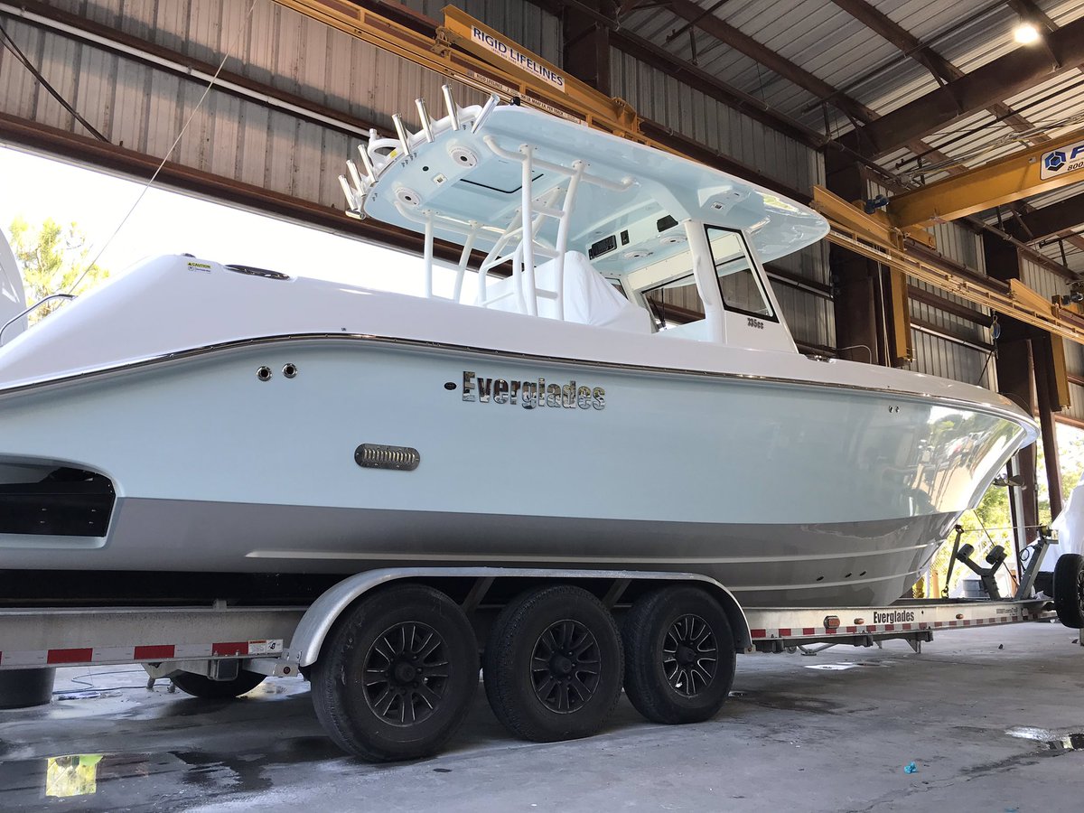 EvergladesBoats's tweet photo. #TuesdayMood: blue, but we don’t mind… 👇 😉 💙 

👉 https://t.co/qG1fkMYlZr 

#EvergladesBoats #ReflectsYou #335cc #TenderTuesday @Yamahaoutboards @boatingmagazine @YachtsIntl https://t.co/JP7OTTC5o5