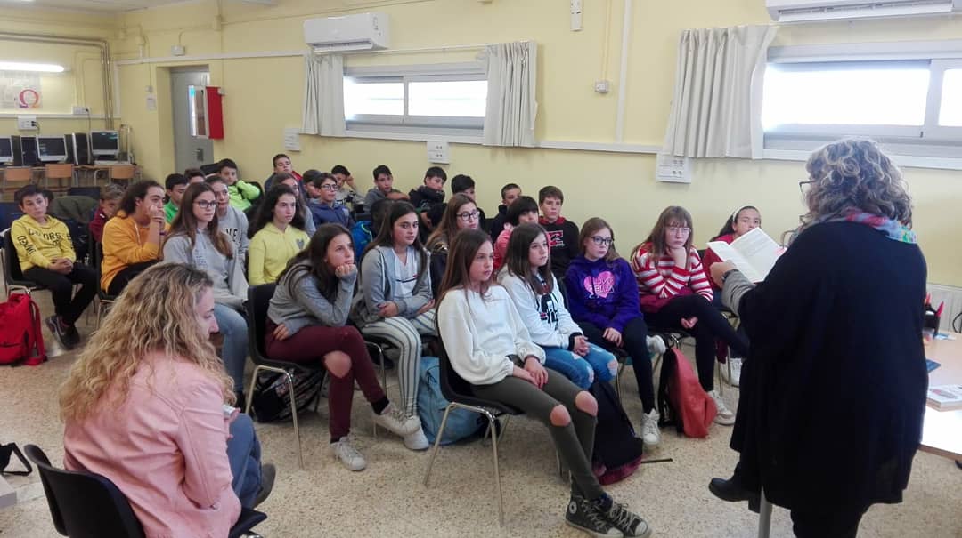 elsplanells's tweet photo. Els de 1r d'ESO han gaudit avui del talent expressiu de la @Siltr3s amb la lectura i comentari de diferents narracions. Gràcies per l'estona! #optativagustperlalectura #santjordi https://t.co/IJGmiUZOjZ