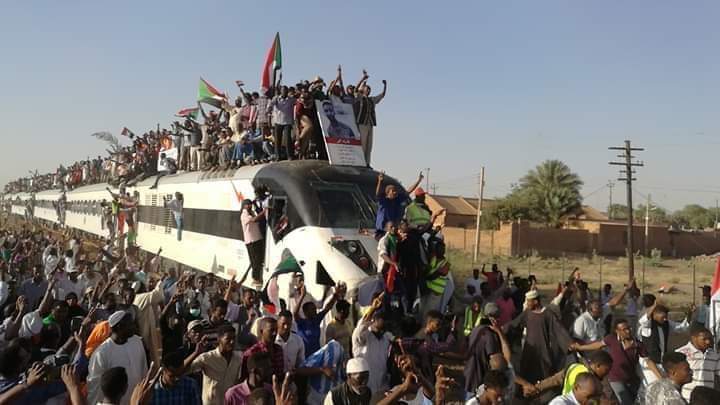emaadshbab's tweet photo. ....

   لما القطار صفر وقف...🚉
      بهرتني صورة عطبرة https://t.co/5lFhiwhKlE
