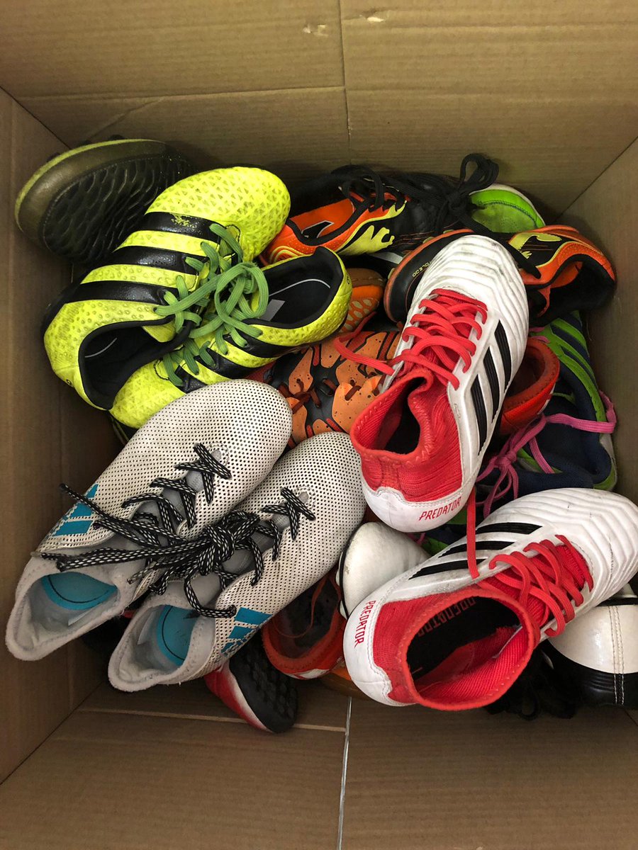 ¿Queréis saber por qué tenemos todas esas botas de fútbol en una caja de cartón? 🤔🤔 Pues pasaros por nuestro FB: facebook.com/36103401397075… para descubrirlo, porque en tan pocos caracteres no cabe tanta ilusión y pasión! 😍⚽️

#EFPacoPradas #Conformate