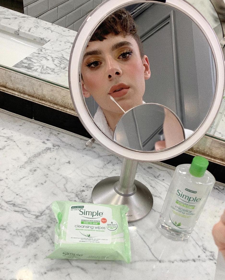 SimpleSkinUS's tweet photo. Repost from #simplepartner @ryanbpotter 💚
"Getting ready for the day with the help of @SimpleSkinUS , I've been using their Cleansing Wipes and Micellar Water for such a long time now for removing my makeup". https://t.co/E6VzNIOzFr