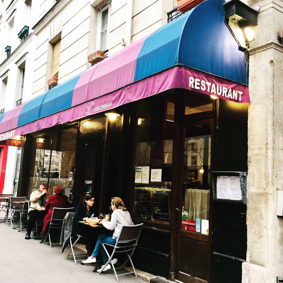 ciaraquill's tweet photo. I’m in Paris at my favourite restaurant, where I’m given a hug on arrival, addressed as “tu”&amp; they know my name. So I’m as happy as a 🐷 in 💩! #lencrier #75012 #paris12 #ruetraversiere #santé #cheers #labonnefranquette #happyout #feedme #firstnightinparis https://t.co/z5J5Fzmvvd