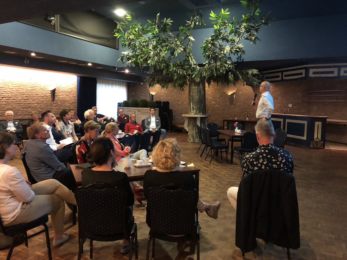 rozanneboerr's tweet photo. Eerste pitch tijdens het 100 Waard gesprek in Giessenburg over voorzieningen (zorghuis). Straks volgen duurzaamheid, wonen en verkeer. #samenlevingsprogramma https://t.co/geAQk6xFh1