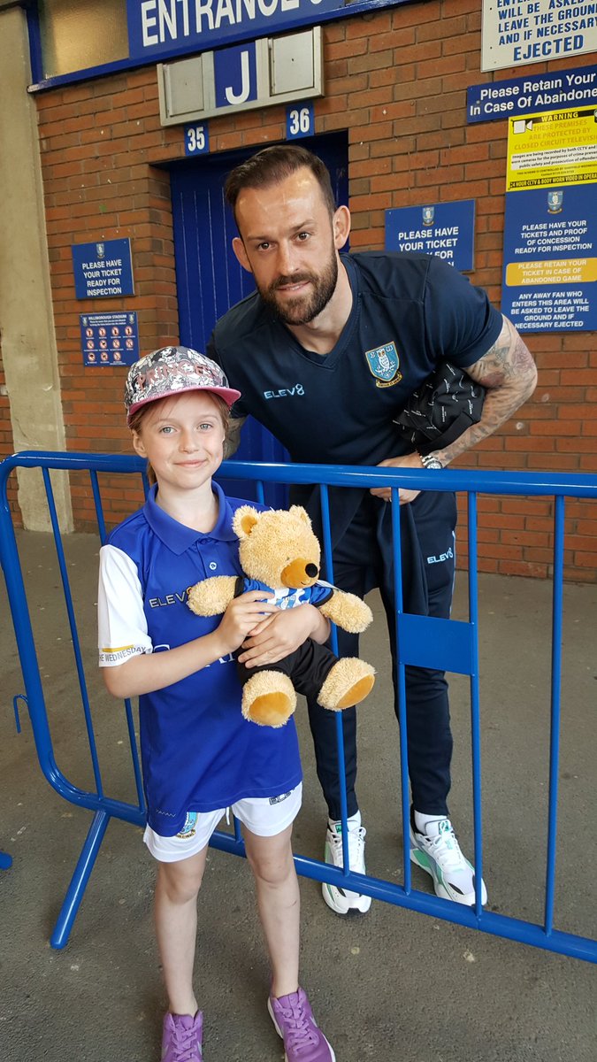 WayneCapper4's tweet image. Big thanks @stevenfletch10 for taking a minuite to be the icing on the cake for my little girls first visit to Hillsborough.

She needed a name for her bear she had just picked up from the club shop, he is now called Steven 😂

Thanks pal and keep up the good work 🙌