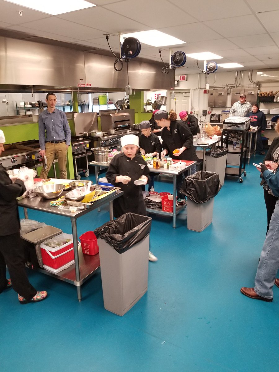 ChefSam88's tweet image. Having a delicious time judging Maine Farm to School Competition #farmtoschool #realschoolfood @mdoenews