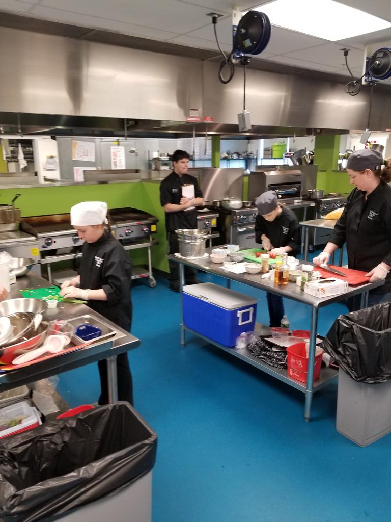 ChefSam88's tweet image. Having a delicious time judging Maine Farm to School Competition #farmtoschool #realschoolfood @mdoenews