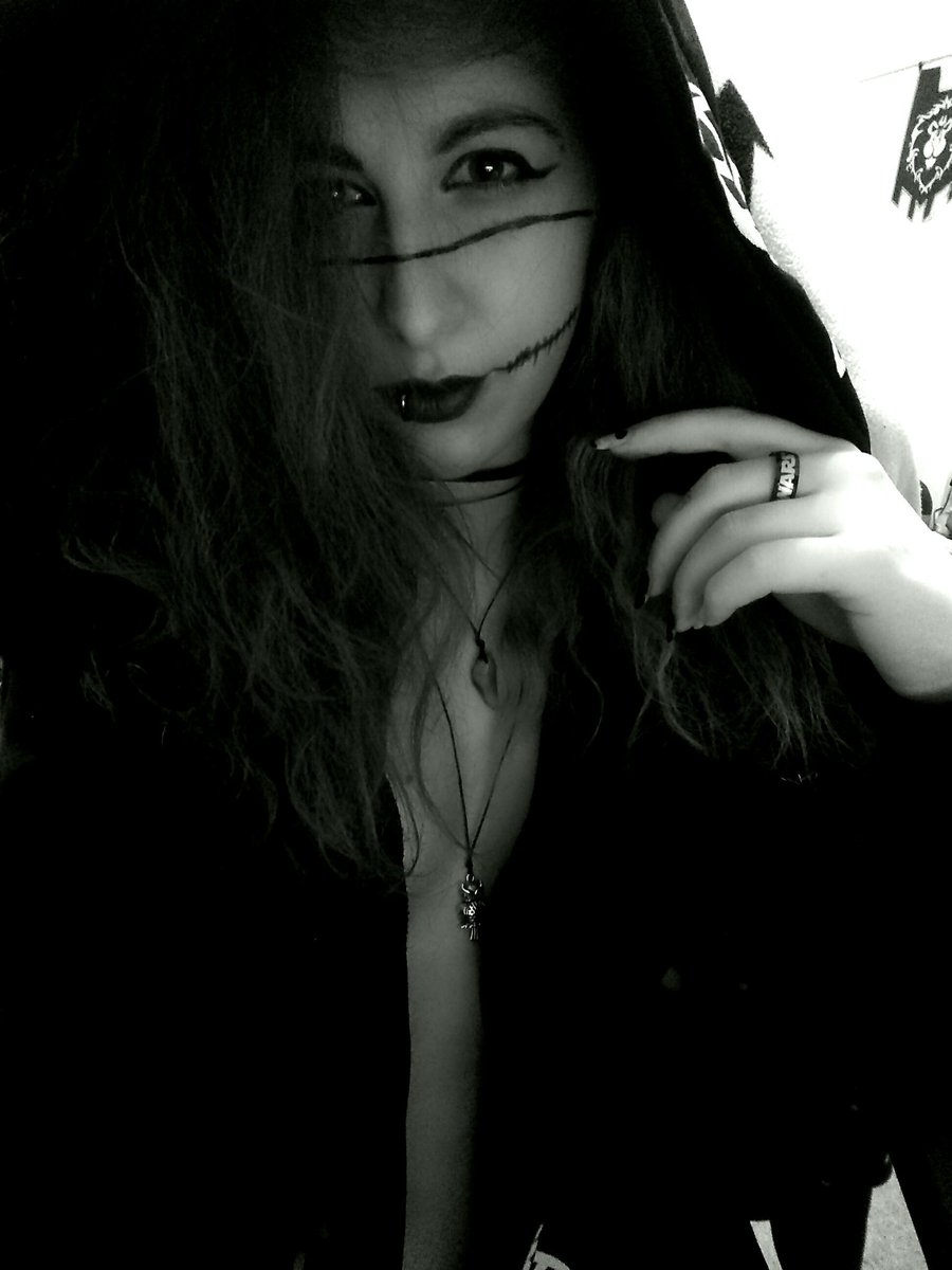 WhiskeyKrex's tweet photo. 💀
#witchcraft #style #blackandwhitephotography  @killstar https://t.co/bQj0pbVdRI