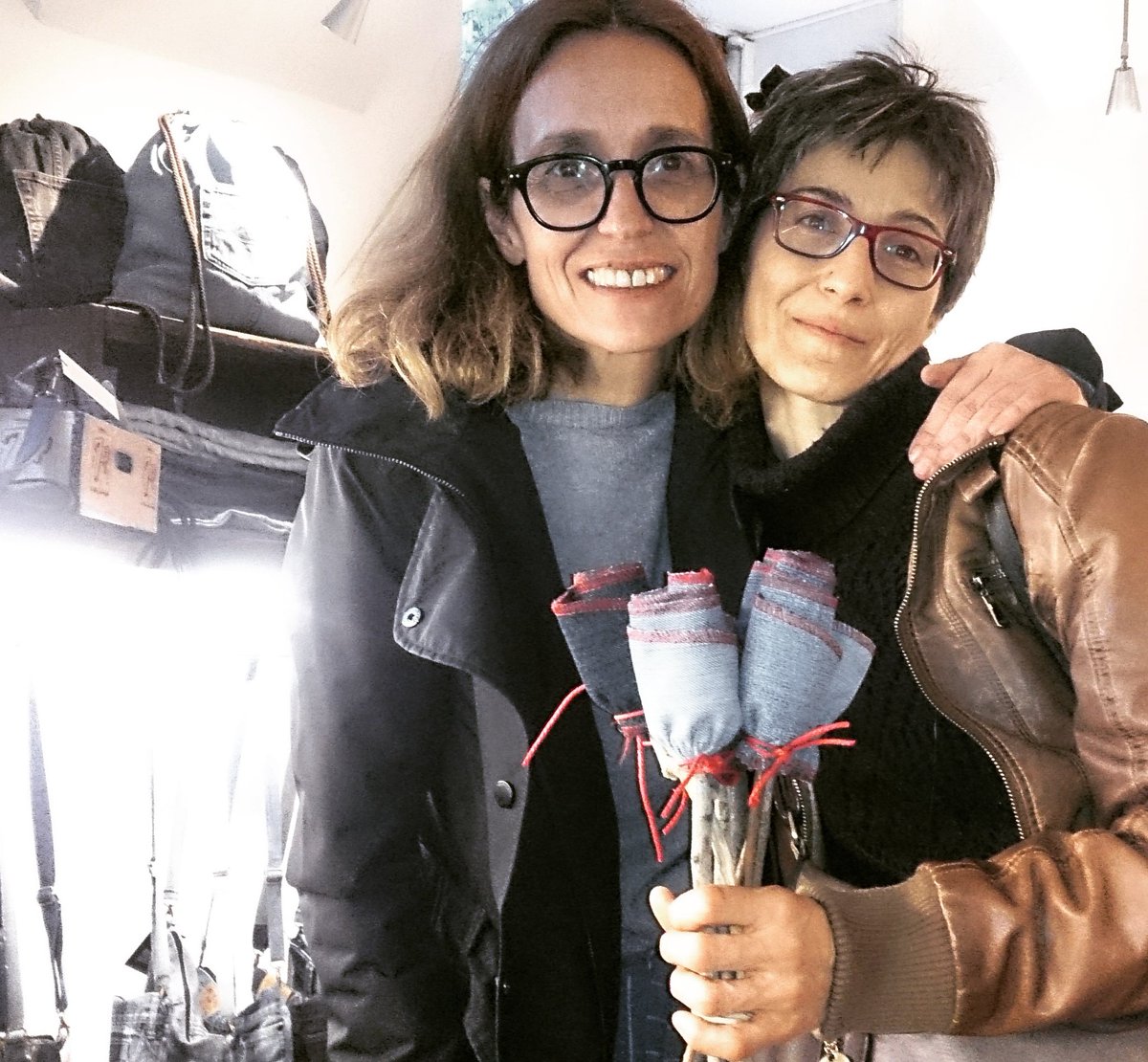 Selphinia's tweet photo. ¡Por fin! Este #SantJordi he conseguido mis #RosasEcológicas 🌹 @backtoeco 😍
Regalo único, original, sostenible que me acompañará durante mucho tiempo 😊
¡Gracias por guardarme el ramito Montse 😘!
...
#CircularDesignProducts #BackToEco #IdeasSostenibles #MarcasConValores #ESS https://t.co/bfYdvHUvNX