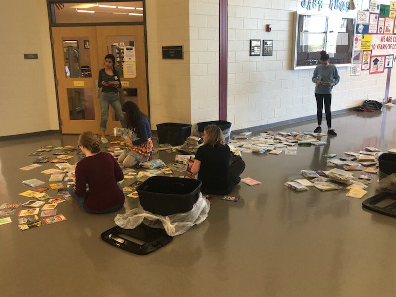 ProjectMontag's tweet photo. Last week, a few of our members stayed late to help sort hundreds of books! https://t.co/pQpg9Ywz4I