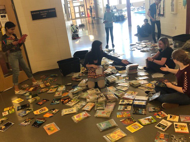 ProjectMontag's tweet photo. Last week, a few of our members stayed late to help sort hundreds of books! https://t.co/pQpg9Ywz4I