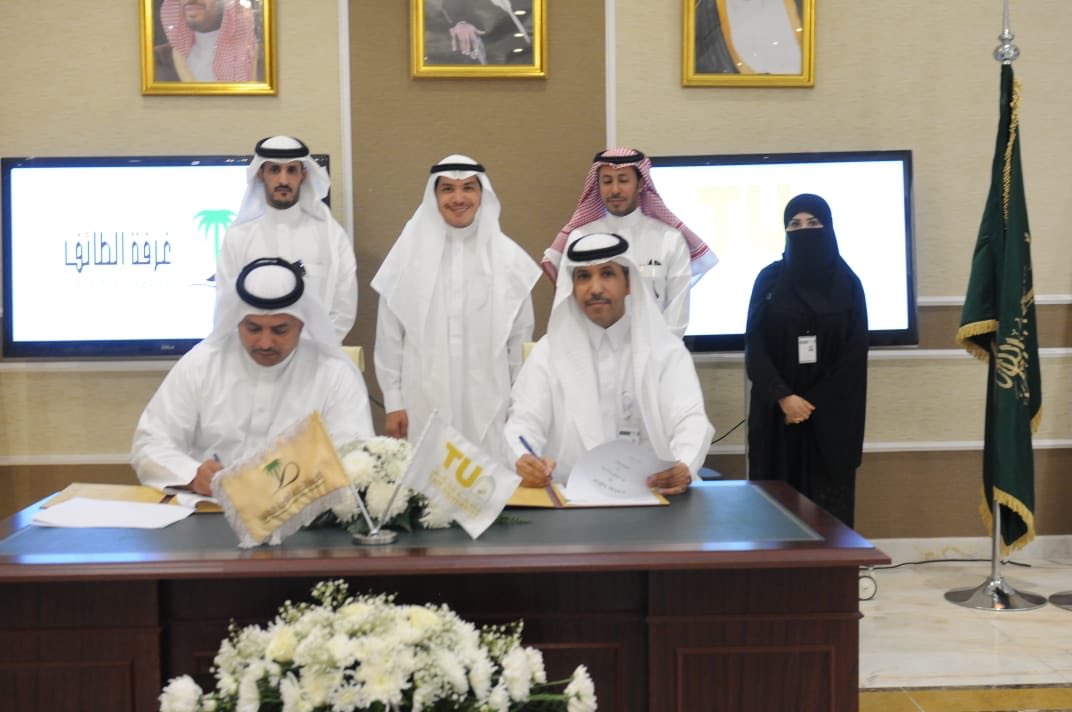 جامعة الطائف على تويتر وقعت جامعة الطائف بحضور معالي مدير الجامعة د حسام بن عبدالوهاب زمان مذكرة تفاهم مع الغرفة التجارية بالطائف Taifcci بحضور نائب رئيس غرفة الطائف أ مشعل فلاح النفيعي تتضمن المذكرة