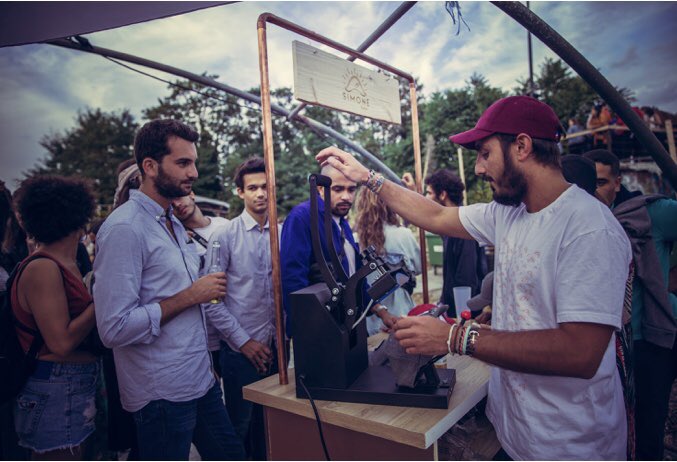 SimoneHeadwear's tweet photo. [BON PLAN]
Le Bar Simone Custom repart sur des évents cet été 🧢☀️ ! 

Si tu bosses ou si t’as un pote dans l’#événementiel ou la #communication, sache que si tu nous ramènes un contrat ✍️ tu as 100 euros en bons d’achat chez @simoneheadwear ! 

👉 https://t.co/Qu2a4y7aEc https://t.co/kO0vLKvkgg