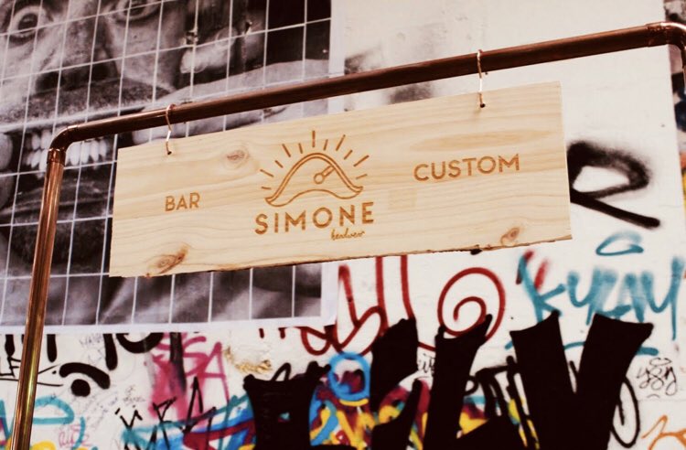 SimoneHeadwear's tweet photo. [BON PLAN]
Le Bar Simone Custom repart sur des évents cet été 🧢☀️ ! 

Si tu bosses ou si t’as un pote dans l’#événementiel ou la #communication, sache que si tu nous ramènes un contrat ✍️ tu as 100 euros en bons d’achat chez @simoneheadwear ! 

👉 https://t.co/Qu2a4y7aEc https://t.co/kO0vLKvkgg