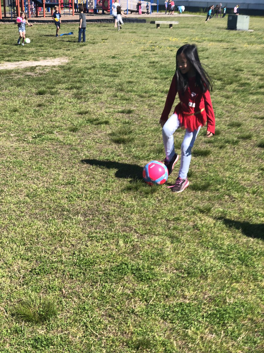 RedMillPE's tweet photo. @RedMillES 2nd graders are loving the new recess equipment from @FUTP60. We ❤️ seeing our kiddos moving and playing together! #recessrefresh @RMESPrincipal @RoseannRDN https://t.co/6eiVxkXVv1