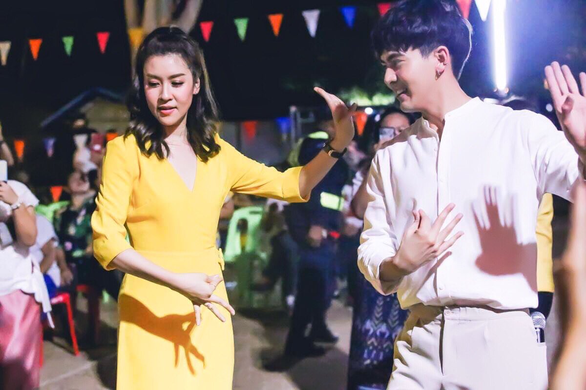 Bom_LALIDA's tweet photo. ค่อยๆดูกันไป ค่อยๆเรียนรู้ค่ะ 
เดี๋ยวก็ไปในทางเดียวกันอย่างสวยงาม☺️
..ท่ารำอ่ะค่ะ จะได้เหมือนๆก���น😉💃🏻🕺🏻
#เต้ยเชียร์ 
#toey_pongsakorn 
#cheerny14 https://t.co/7JWD9w1b0x