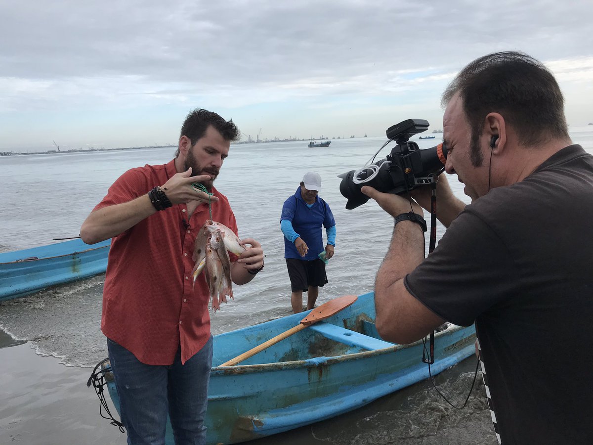 ecfilmcom's tweet photo. La siguiente parada del equipo de @elgourmet fue el mercado de Tarqui, en #Manta, en donde fueron testigos de la gran variedad de mariscos que ofrecen las costas ecuatorianas. #ViajesConSaborEC

#EcuadorForShooting https://t.co/K0apOpofiN