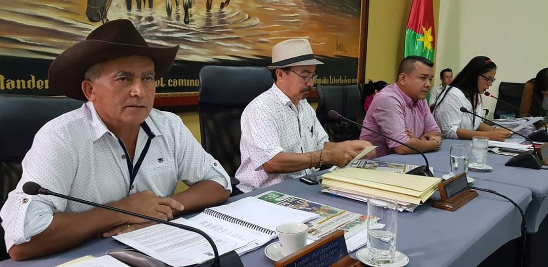 ManareRadio's tweet photo. #AEstaHora transmitimos desde la @AsambleaCas sesión plenaria ordinaria 021. programa los 95.3fm, #ManareRadio, emisora de la Gobernación de Casanare. https://t.co/NLg9E996wK