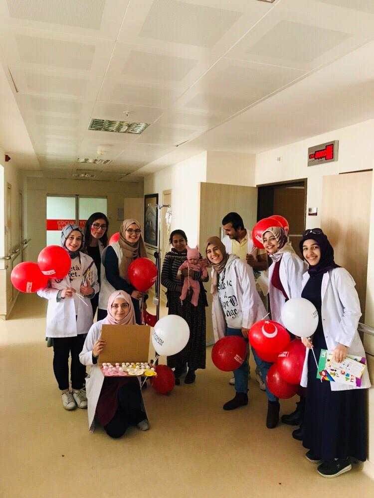 ADUgencYYD's tweet photo. 23 nisan Ulusal Egemenlik ve Çocuk Bayramını Aydın Kadın ve Çocuk Hastanesindeki çocuklar ile kutladık. Çocuklar gibi eğlendik :) @GencYYD @YYD_tr https://t.co/7FJ2OjOJPg