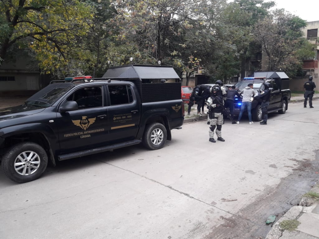 FPAcba's tweet photo. Personal de la #FPA junto a @gendarmeria y @PoliciaCbaOf realizaron controles preventivos en los barrios #Ipona, #Jardín, #EjercitoArgentino y #SanFernando de la capital cordobesa. #CUC #TrabajoEnConjunto https://t.co/ZeZ0rIeEgc