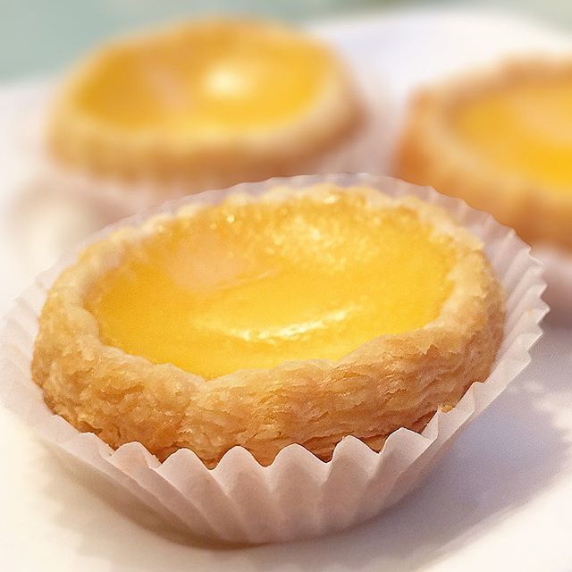 Mini Egg Tarts! <a href="/laiwahheen/">laiwahheen</a> 👌
.
The classic dim sum dessert made of a mildly sweet egg custard in a flaky pastry shell.  As much as I love all the new fangled, innovative desserts that have been added to dim sum menus over time, this one remains my a… bit.ly/2UC8Unv