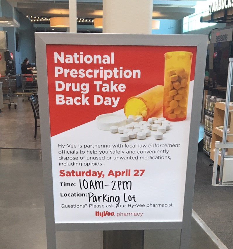 PFC_MN's tweet photo. Join us 4/27 Robbinsdale @HyVee #DontBeTheDealer Turn in your unused prescription meds as part of #TakeBackDay&amp; encourage friends, family &amp; neighbors to join by sharing this message #prevention #RXTakeBack #NationalTakeBackDay @RobbinGov @HennepinSheriff @Hennepin @northmemorial https://t.co/ydWUNMgVKX