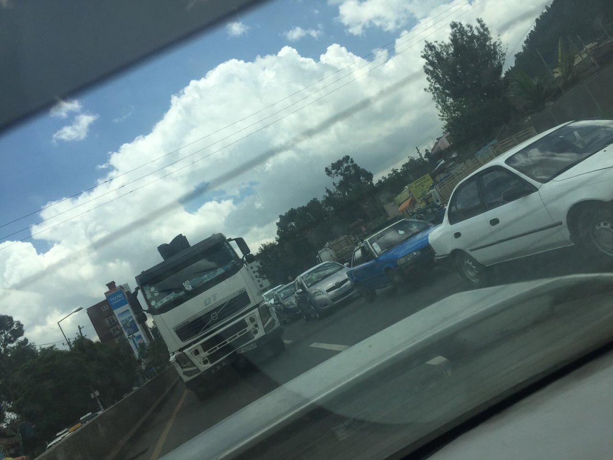 HuleTraffic's tweet image. Heavy vehicle creating jams by moving very slow in a small lane around megenagna #HuleTraffic #huleinfo