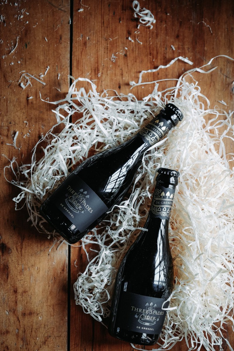 JeffSiepman's tweet photo. Introducing De Grendel Wine's 'Three Spades Cider'. This has to be the most stylish cider bottle I have ever seen. This premium cider is produced in limited quantities from locally sourced freshly pressed apples.   

#DeGrendelWines #ThreeSpadesCider https://t.co/9xbPOvy34E