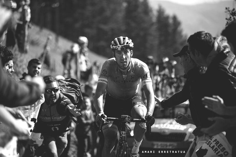 erretratua's tweet photo. Como me gusta ver los pasillos de gente aclamando a los ciclistas dando el 100%
.
.
#triathlon #triathlontraining #triatleta #triathlete #trilife #ciclismo #tri #ironmantri #trackandfield #athletics #olimpiadas #sports #running  #duathlon #run #sportphotography #itzulia https://t.co/EfrpjezOWp