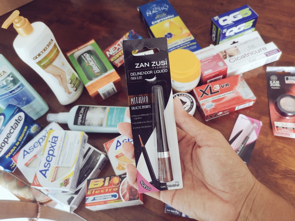 Que tal los delineadores metálicos? A ver si de una vez por todas me animo a probar algo diferente 🙌🏽 y tooodos los demás productos de <a href="/GenommaLab/">Genomma Lab</a> (les voy a ir chismeando que tal) 🧐