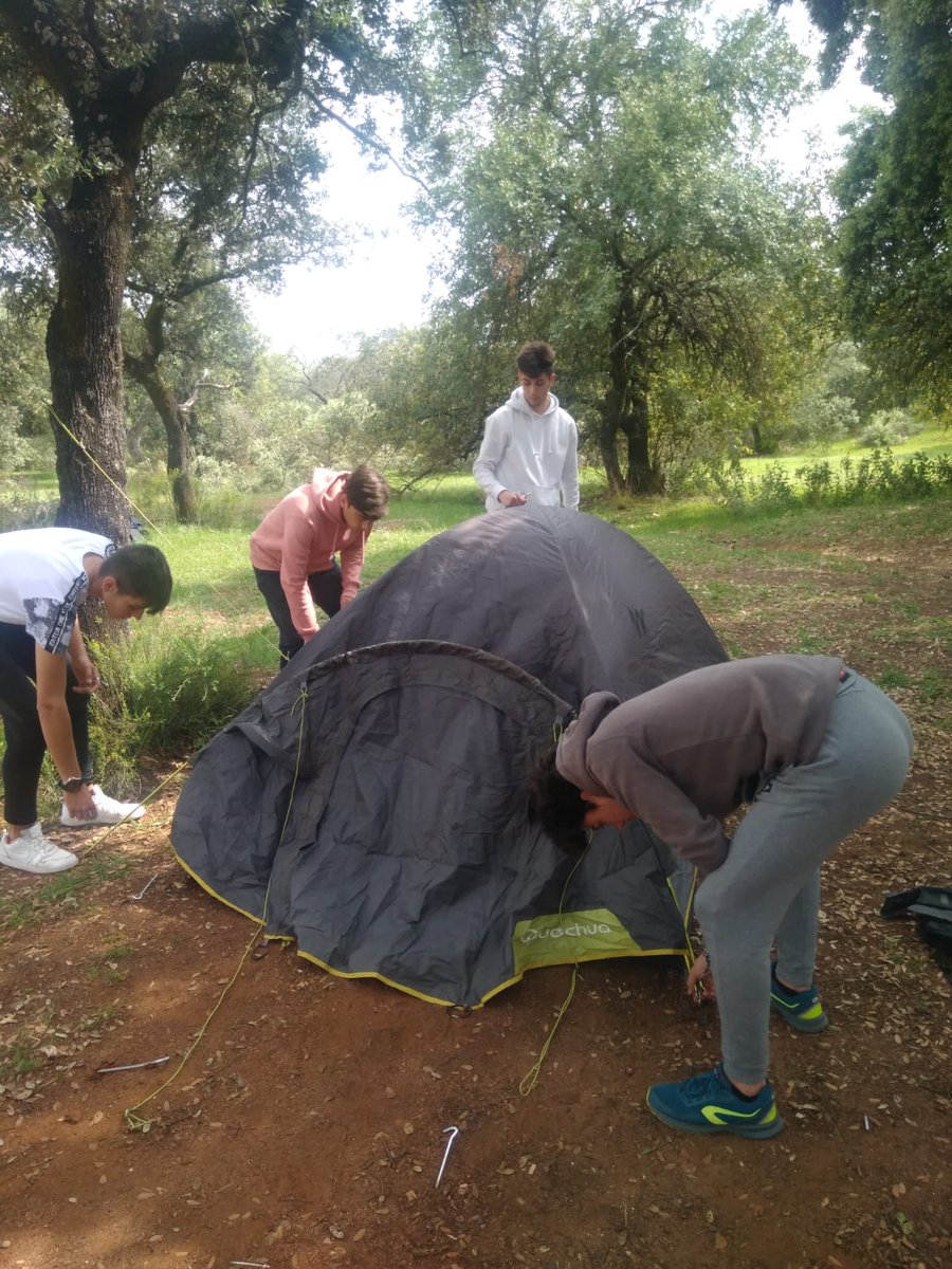 CEI_Tartessos's tweet photo. Hoy aprendemos a montar y desmontar distintos tipos de tiendas de campaña. #AventurasTECO #desplazamientos #GMTECO @CEI_Tartessos @centrosteco https://t.co/ISr50zLwoQ