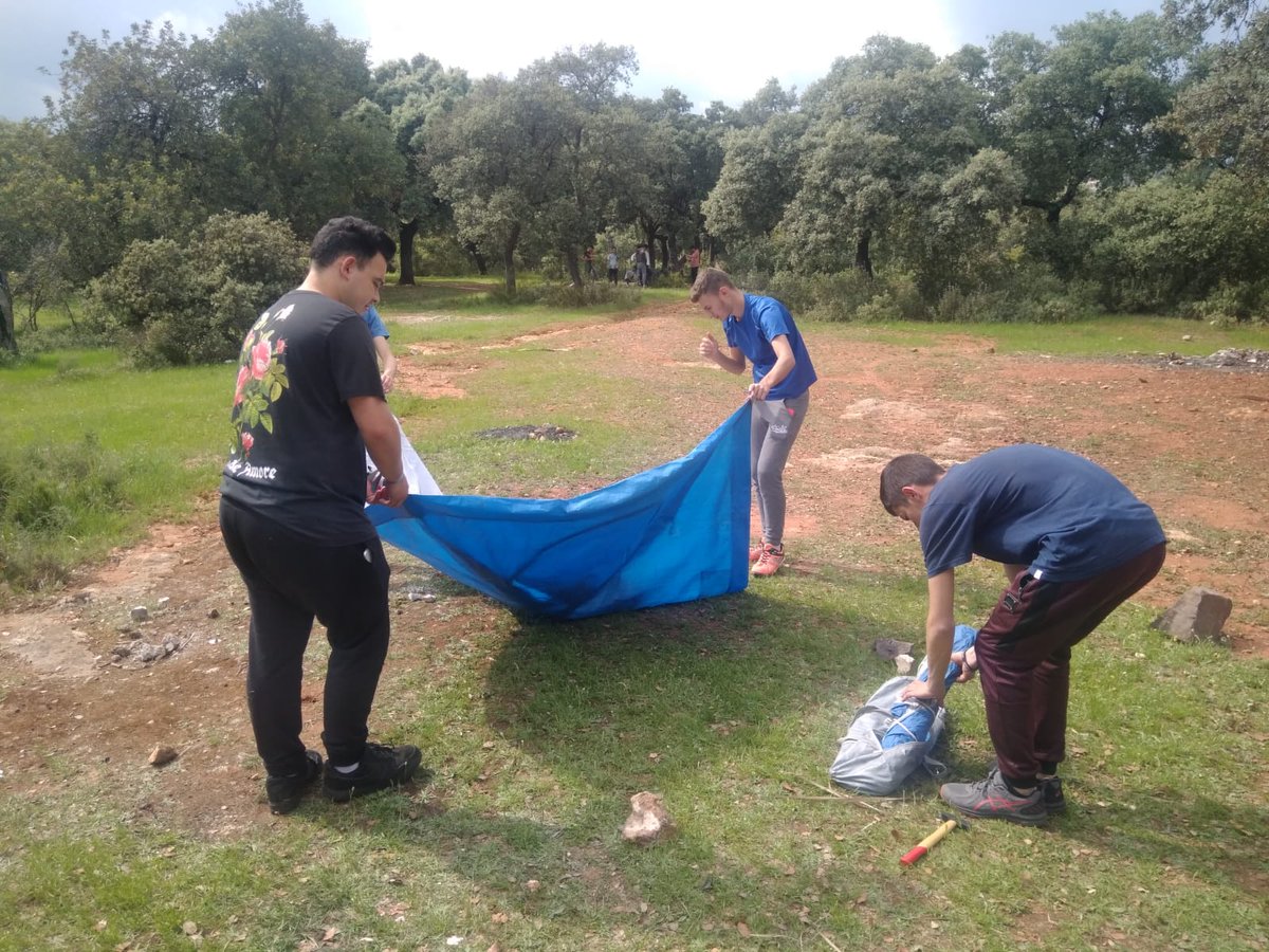 CEI_Tartessos's tweet photo. Hoy aprendemos a montar y desmontar distintos tipos de tiendas de campaña. #AventurasTECO #desplazamientos #GMTECO @CEI_Tartessos @centrosteco https://t.co/ISr50zLwoQ
