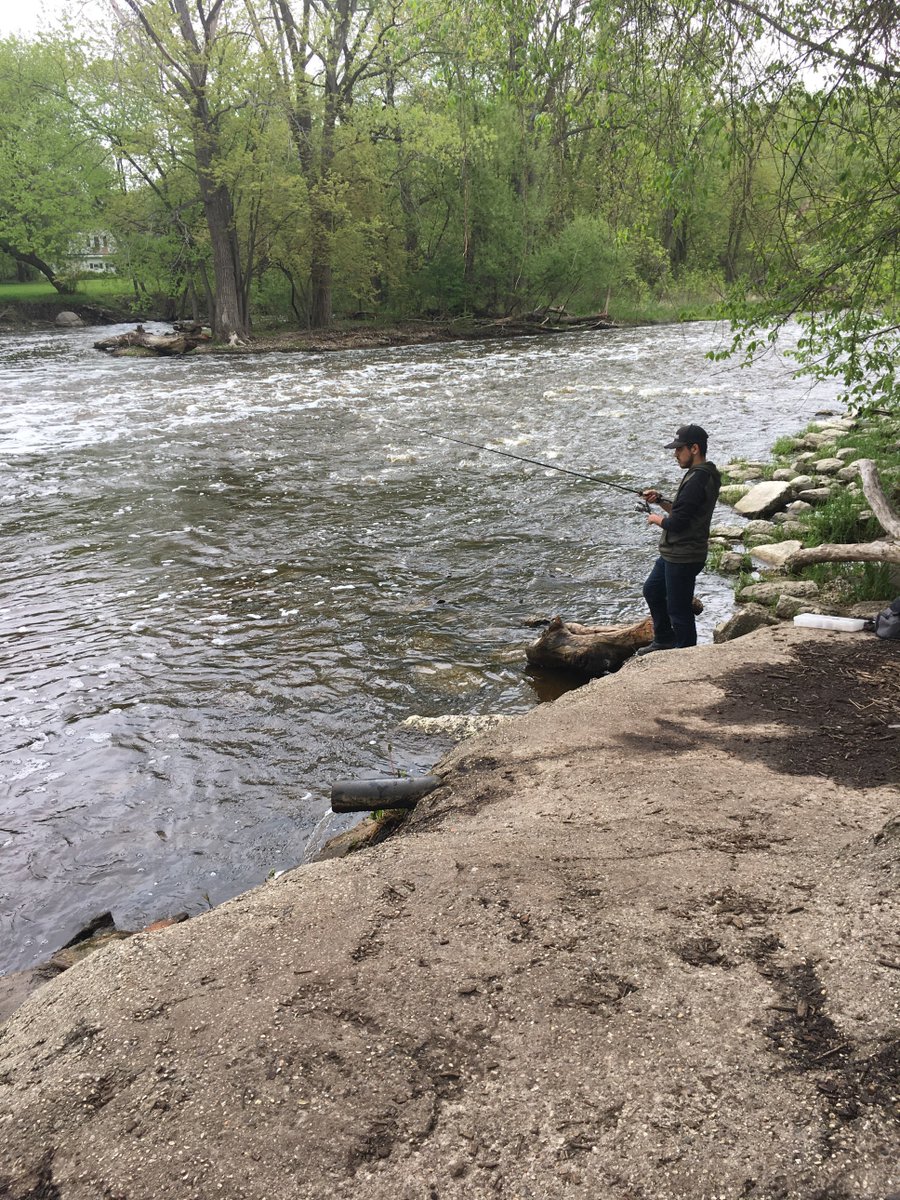 FallahiHeda's tweet photo. Go explore milwaukee! You never know what you could find such as this river as I call my honey hole for catching all types of fish! #csubbb203_Spr19 https://t.co/9kIOKoZwP5