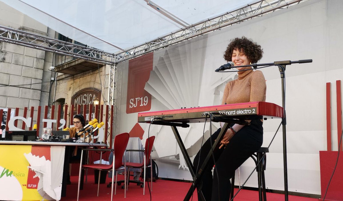SateliteK's tweet photo. La @pvallsb passeja per #SantJordi repartint música a dojo, ara a @EstatdeGracia de @CatalunyaRadio ¡A fet sortir el sol! 🌹🌞
#ArtistesK #SateliteK #PaulaValls #Montsers #Time #IAM #SantJordiMusical #SantJordi2019 https://t.co/gZXmDslCY0
