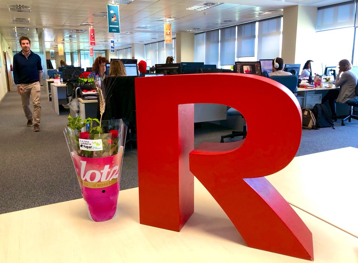ricohspain's tweet photo. Feliz #DiaDelLibro 📖 y Diada de #SantJordi 🐲
Una bonita jornada para inaugurar en nuestras oficinas un rincón literario y colaborar con los amigos de @Fupar
#TheBookCorner https://t.co/CHvauV45T6