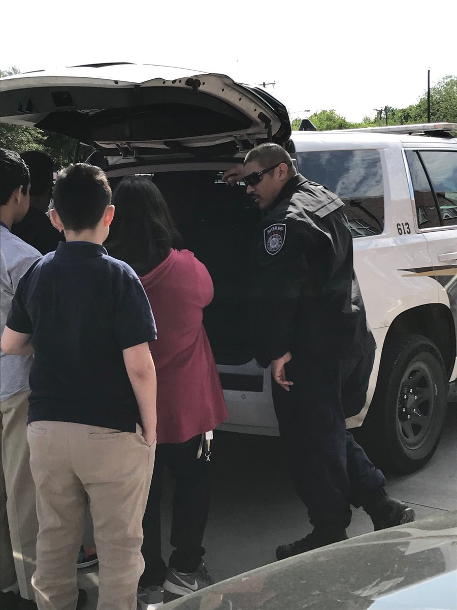 Last Friday, the Dallas Sheriff's Office sent several officers to the DISD's J.L. Long Middle School for career day.  The students had a great time interacting with the deputies.  Each section had their own classroom and presented their own unique skill set. #DSOintheCommunity