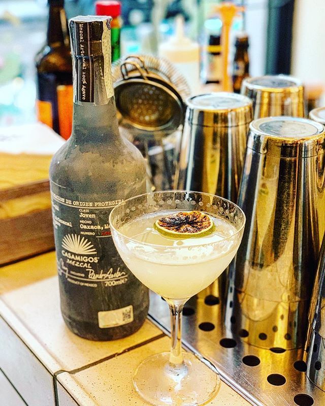fabio_morelli93's tweet photo. Para todo mal, mezcal; para todo bien, también; y si no hay remedio, litro y medio #aguasancta #milano #moscova #cocktails #drinks #drinkporn #casamigos #mezcal https://t.co/iuw1epliX3 https://t.co/Rud0olGNsn