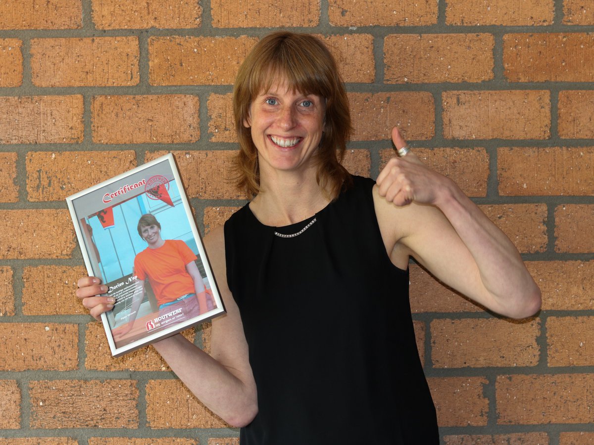 We houden van onze #houtwerfpeople en dat delen we graag met jullie!  
Ze neemt haar werk serieus, ze is recht door zee en ze is altijd bereid om anderen te helpen. Daarom vieren we haar vandaag als de werknemer van het kwartaal. Dorien, we zijn trots op jou! 🎉🎊